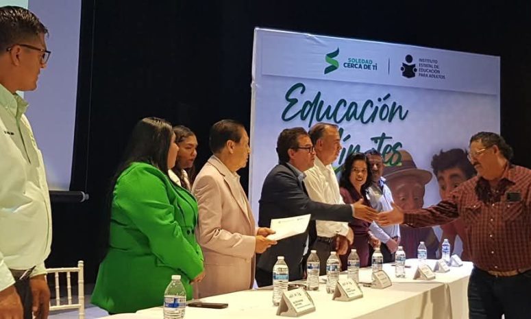 Entregan certificados de primaria y secundaria a adultos de SGS